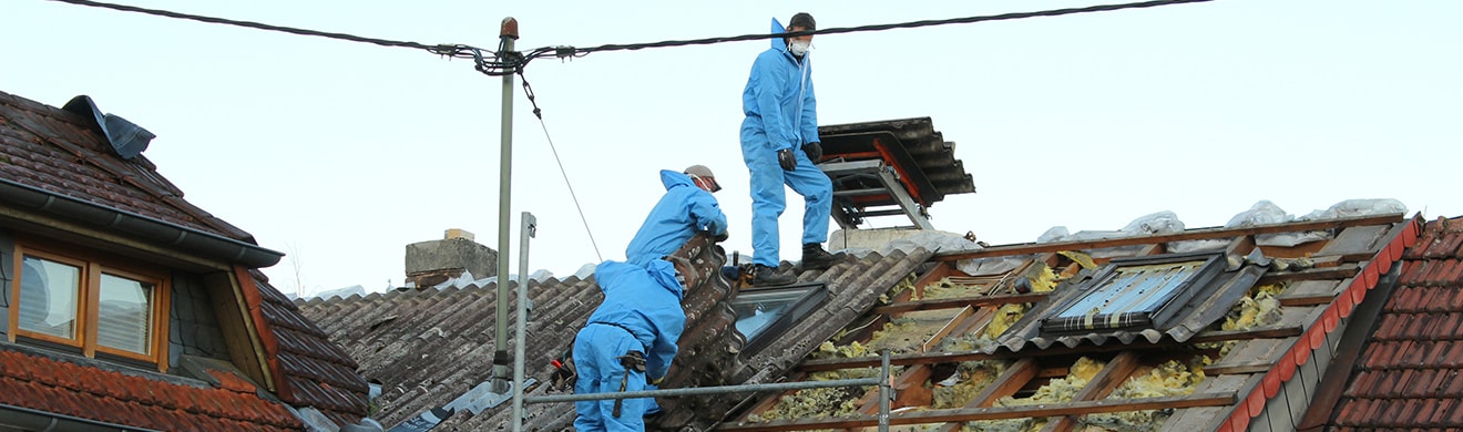 Dachdecker sanieren ein Dach in Bad Hersfeld