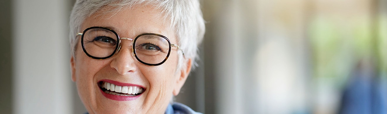 Ältere Dame mit neuen Keramikkronen in Bad Hersfeld